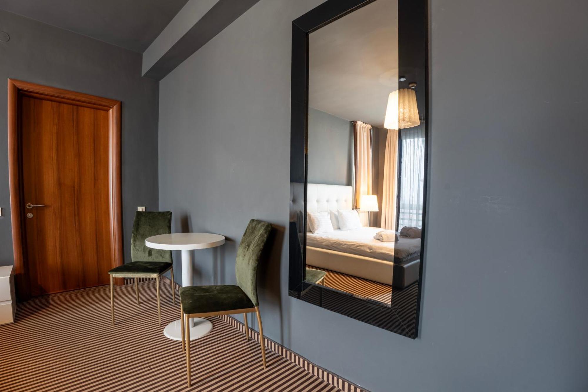 Alex&George Boutique Hotel Cluj-Napoca Buitenkant foto