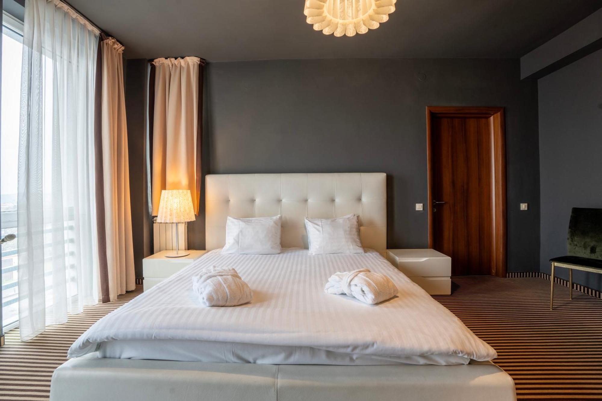 Alex&George Boutique Hotel Cluj-Napoca Buitenkant foto