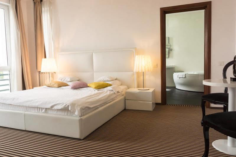 Alex&George Boutique Hotel Cluj-Napoca Buitenkant foto